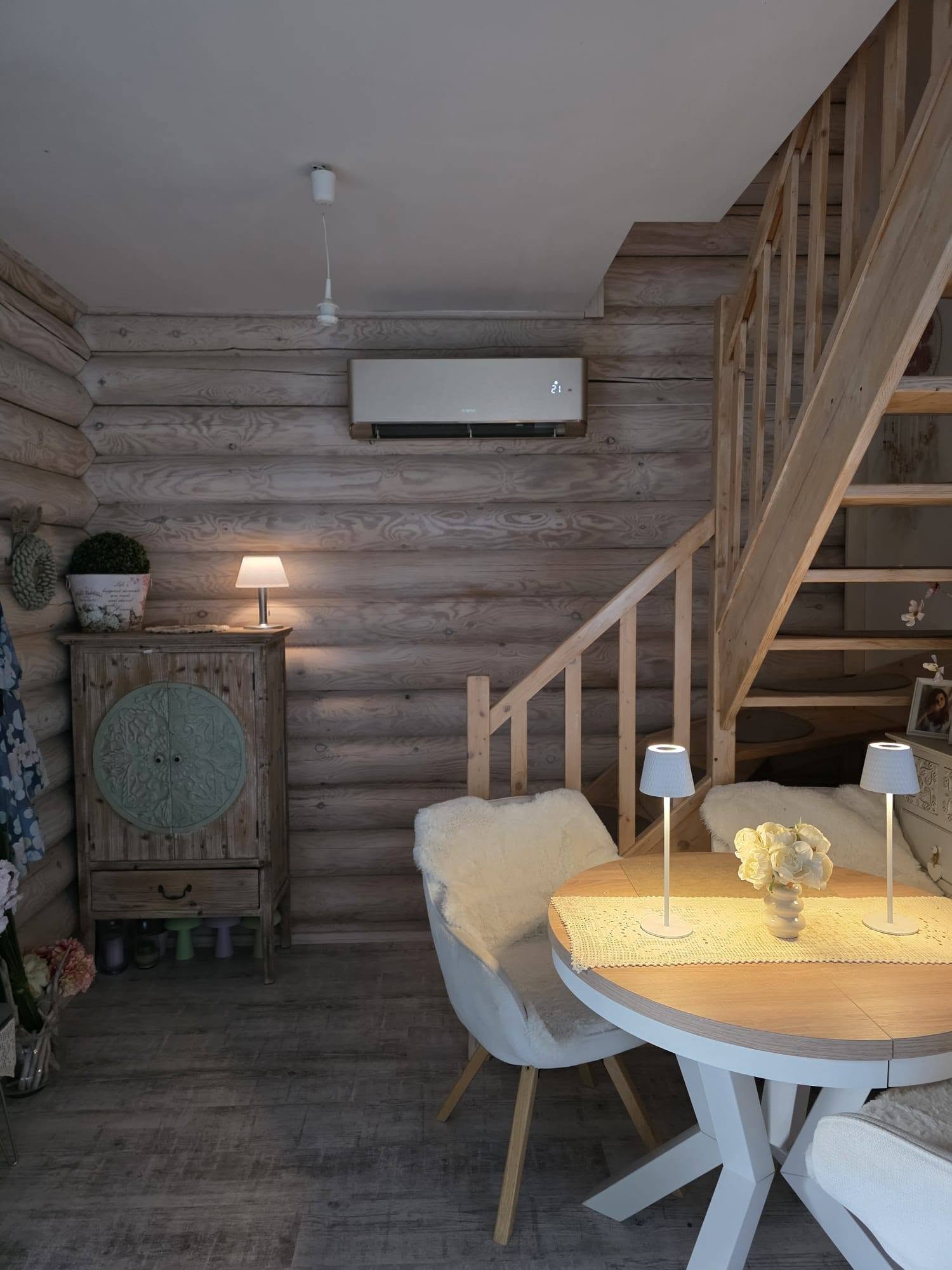 Klimatyzator ścienny zamontowany we wnętrzu drewnianego domu